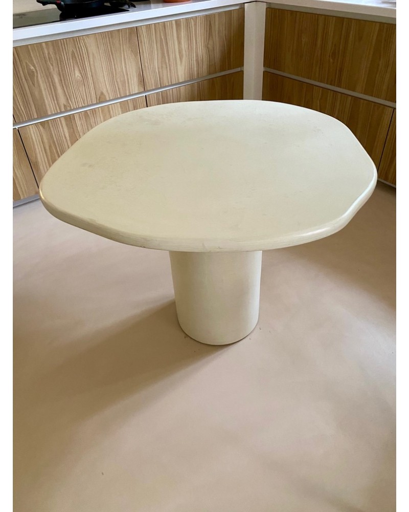 salle à manger moderne avec table en béton ciré et bois clair